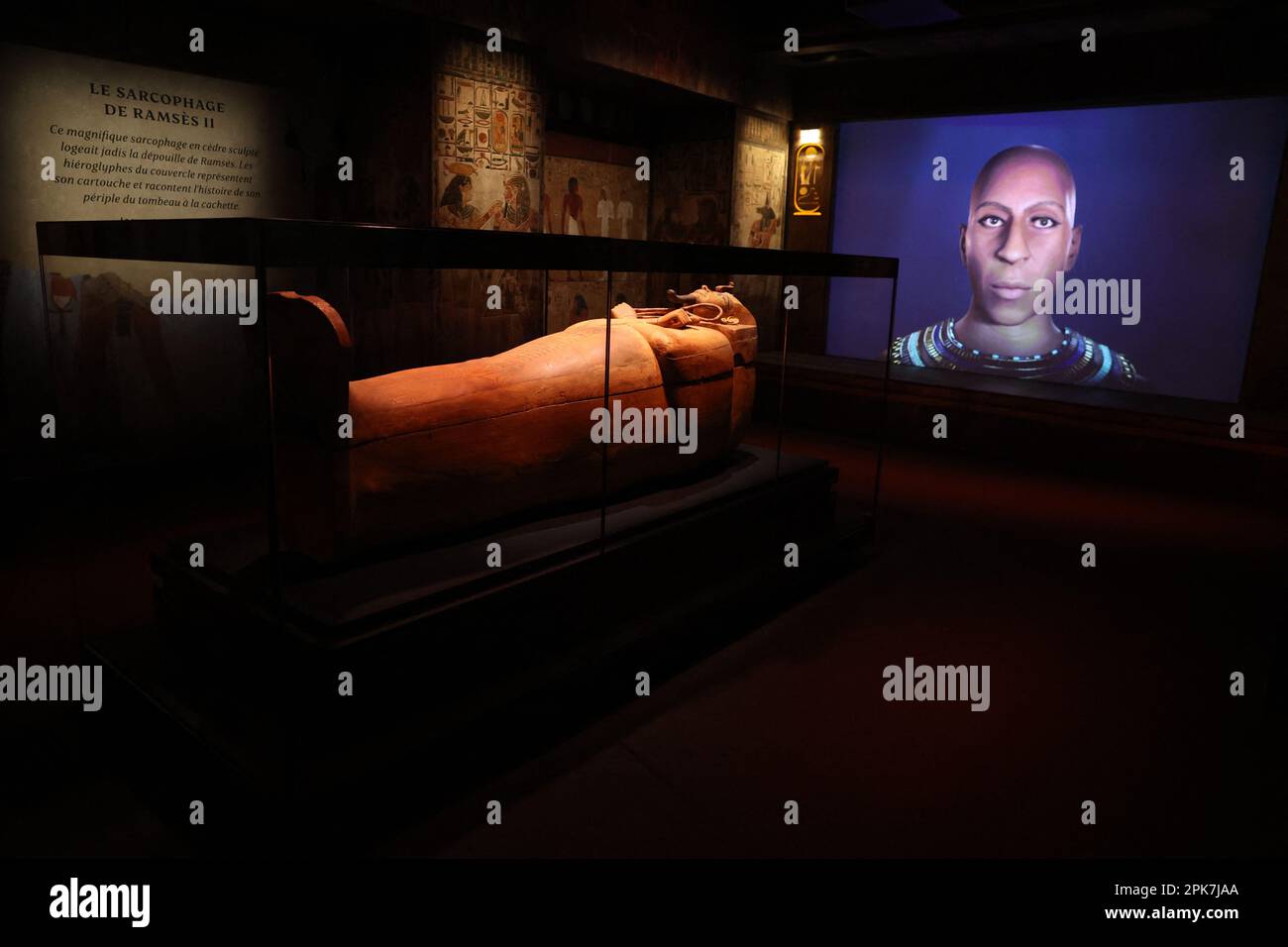 Parigi (Francia), 6 aprile 2023, la mostra “Ramses il Grande e l’Oro dei Faraoni” alla Grande Halle de la Villette di Parigi (Francia), il 6 aprile 2023, aprirà dal 7 aprile al 6 settembre. Saranno esposte circa 180 opere eccezionali, tra cui il famoso Tesoro di Tanis e la collana d'oro di Psusenes i, o il sarcofago del faraone Ramses II Foto di Jerome Domine/ABACAPRESS.COM Credit: Abaca Press/Alamy Live News Foto Stock