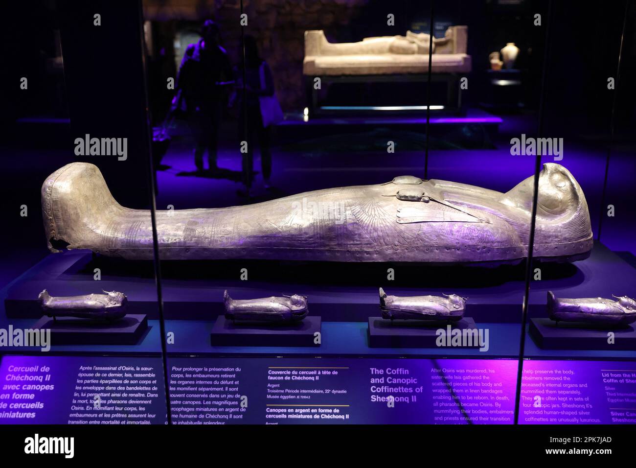 Parigi (Francia), 6 aprile 2023, la mostra “Ramses il Grande e l’Oro dei Faraoni” alla Grande Halle de la Villette di Parigi (Francia), il 6 aprile 2023, aprirà dal 7 aprile al 6 settembre. Saranno esposte circa 180 opere eccezionali, tra cui il famoso Tesoro di Tanis e la collana d'oro di Psusenes i, o il sarcofago del faraone Ramses II Foto di Jerome Domine/ABACAPRESS.COM Credit: Abaca Press/Alamy Live News Foto Stock