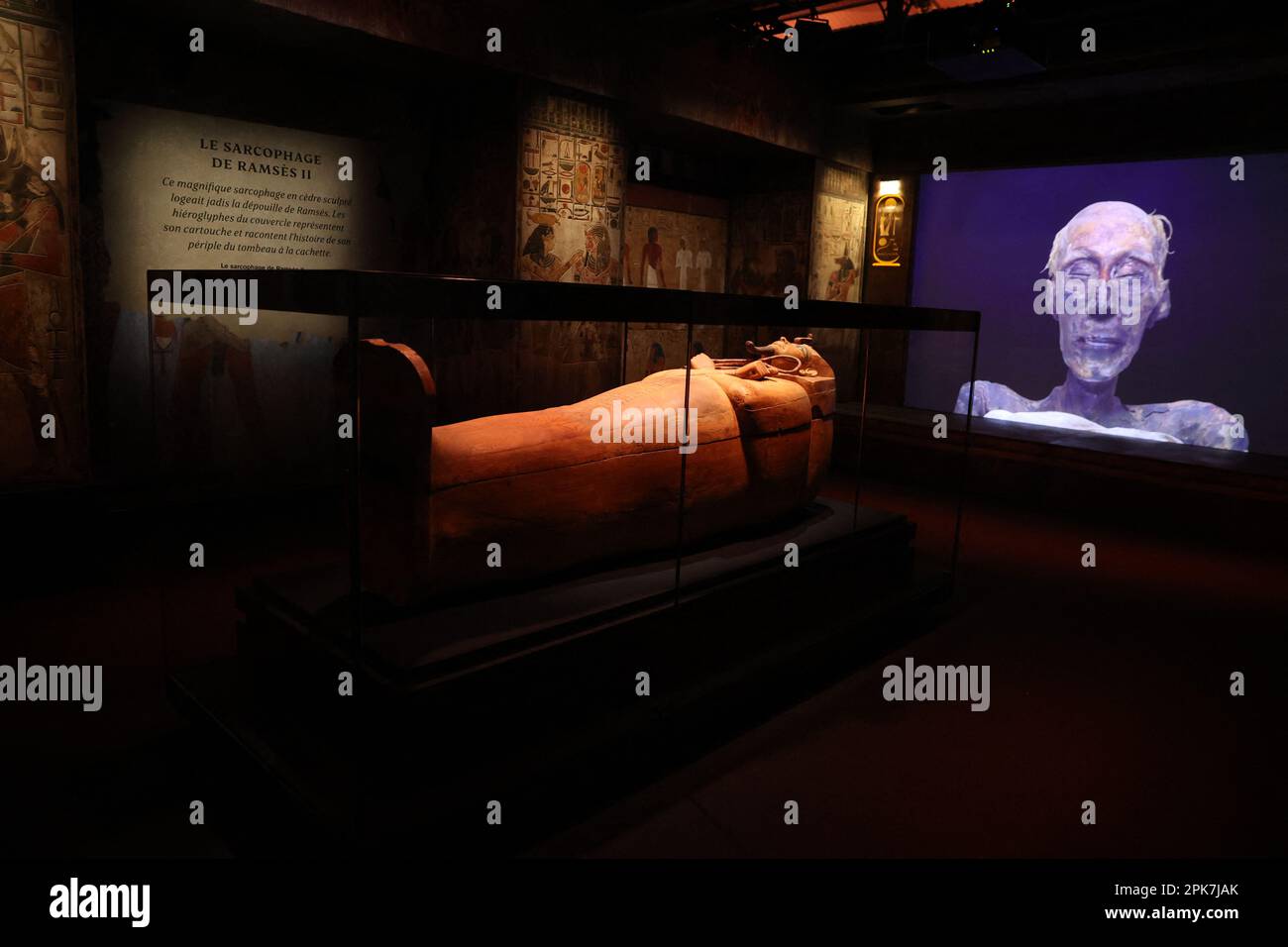 Parigi (Francia), 6 aprile 2023, la mostra “Ramses il Grande e l’Oro dei Faraoni” alla Grande Halle de la Villette di Parigi (Francia), il 6 aprile 2023, aprirà dal 7 aprile al 6 settembre. Saranno esposte circa 180 opere eccezionali, tra cui il famoso Tesoro di Tanis e la collana d'oro di Psusenes i, o il sarcofago del faraone Ramses II Foto di Jerome Domine/ABACAPRESS.COM Credit: Abaca Press/Alamy Live News Foto Stock