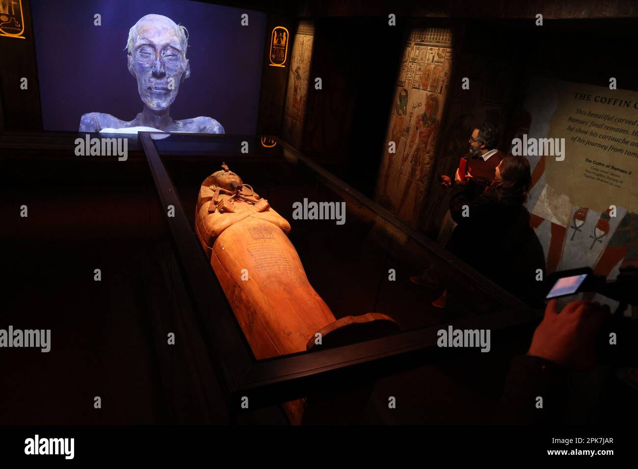 Parigi (Francia), 6 aprile 2023, la mostra “Ramses il Grande e l’Oro dei Faraoni” alla Grande Halle de la Villette di Parigi (Francia), il 6 aprile 2023, aprirà dal 7 aprile al 6 settembre. Saranno esposte circa 180 opere eccezionali, tra cui il famoso Tesoro di Tanis e la collana d'oro di Psusenes i, o il sarcofago del faraone Ramses II Foto di Jerome Domine/ABACAPRESS.COM Credit: Abaca Press/Alamy Live News Foto Stock