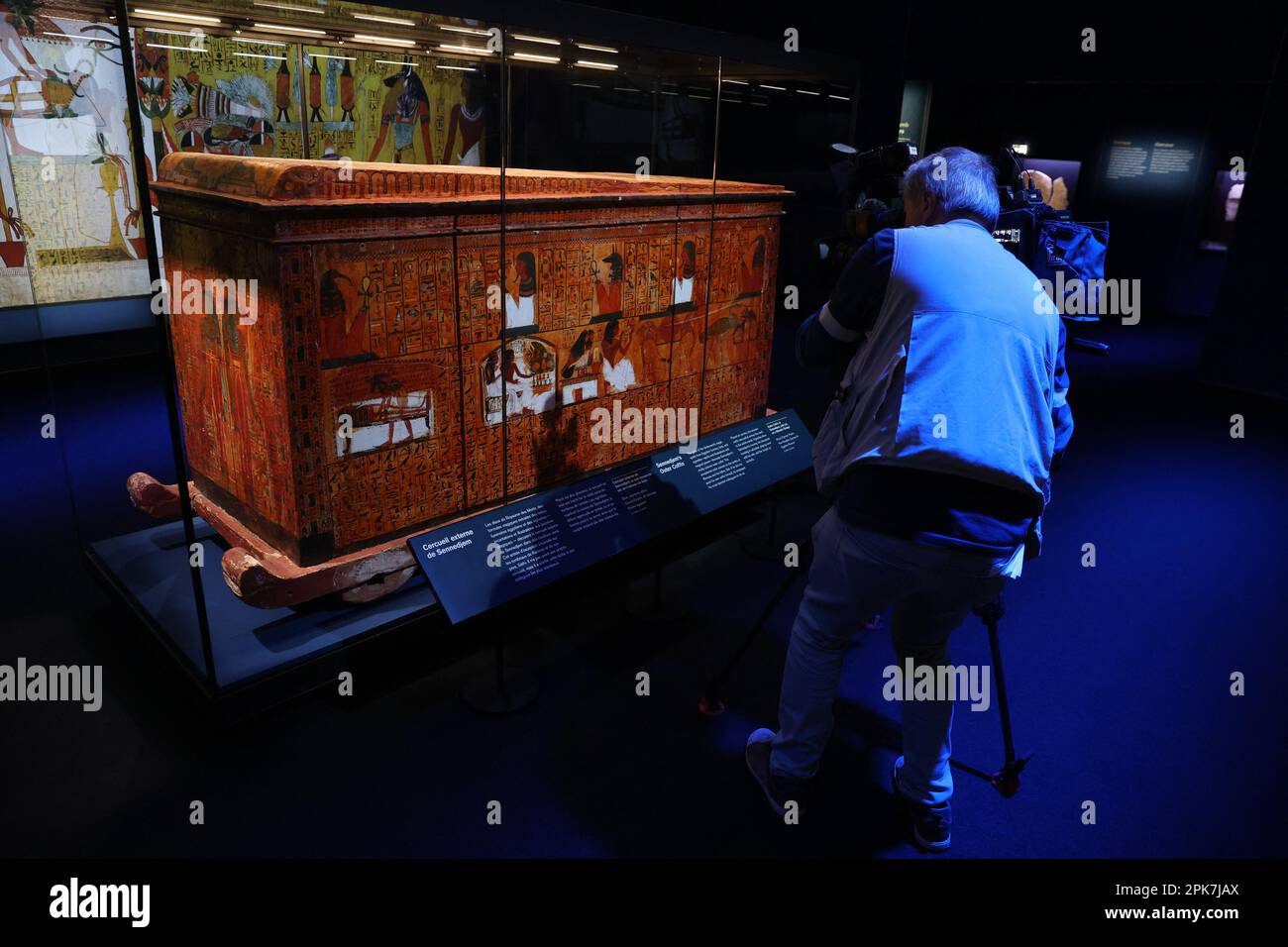 Parigi (Francia), 6 aprile 2023, la mostra “Ramses il Grande e l’Oro dei Faraoni” alla Grande Halle de la Villette di Parigi (Francia), il 6 aprile 2023, aprirà dal 7 aprile al 6 settembre. Saranno esposte circa 180 opere eccezionali, tra cui il famoso Tesoro di Tanis e la collana d'oro di Psusenes i, o il sarcofago del faraone Ramses II Foto di Jerome Domine/ABACAPRESS.COM Credit: Abaca Press/Alamy Live News Foto Stock