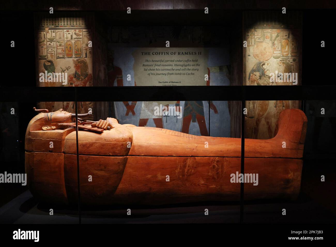 Parigi (Francia), 6 aprile 2023, la mostra “Ramses il Grande e l’Oro dei Faraoni” alla Grande Halle de la Villette di Parigi (Francia), il 6 aprile 2023, aprirà dal 7 aprile al 6 settembre. Saranno esposte circa 180 opere eccezionali, tra cui il famoso Tesoro di Tanis e la collana d'oro di Psusenes i, o il sarcofago del faraone Ramses II Foto di Jerome Domine/ABACAPRESS.COM Credit: Abaca Press/Alamy Live News Foto Stock