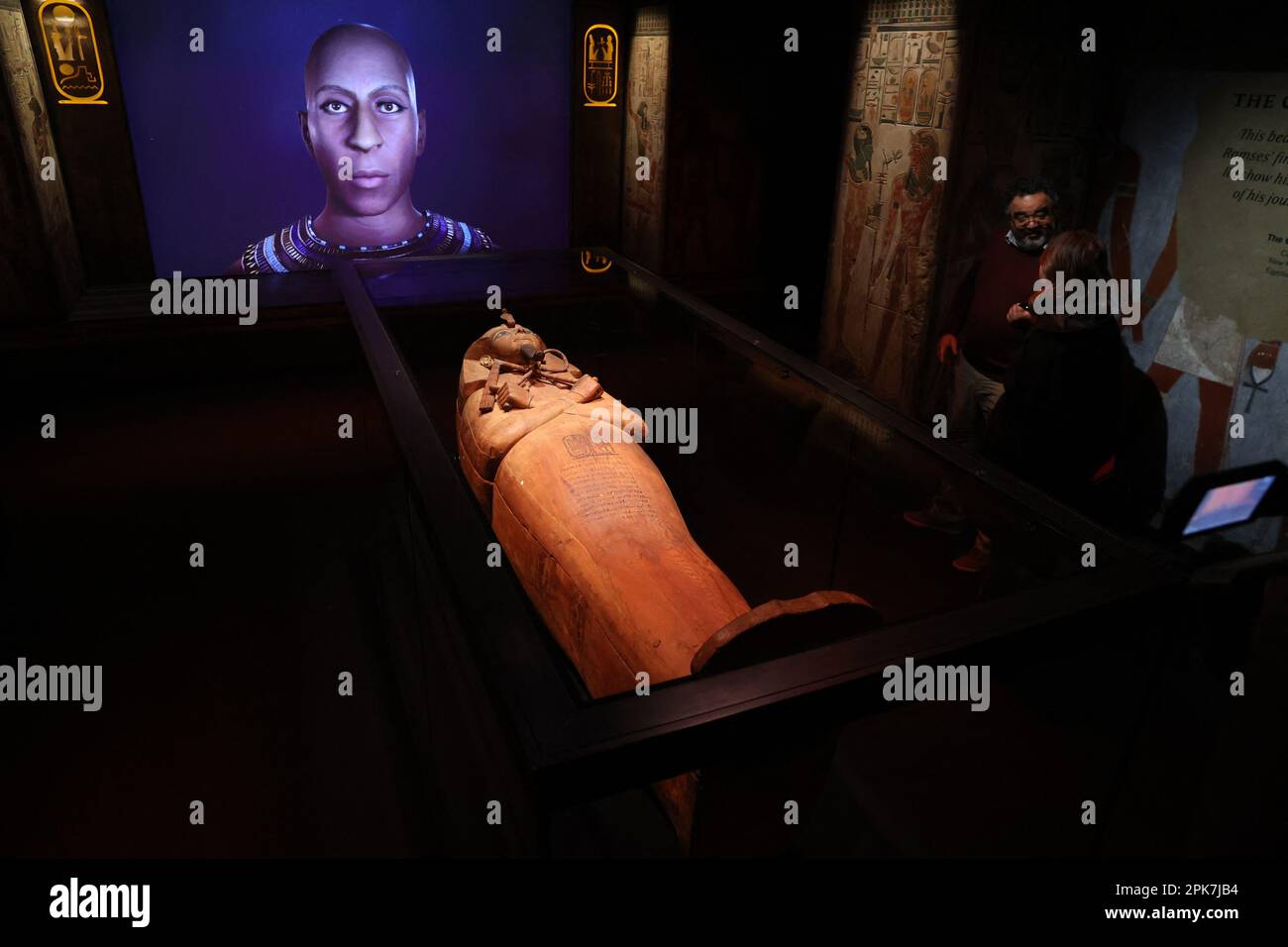 Parigi (Francia), 6 aprile 2023, la mostra “Ramses il Grande e l’Oro dei Faraoni” alla Grande Halle de la Villette di Parigi (Francia), il 6 aprile 2023, aprirà dal 7 aprile al 6 settembre. Saranno esposte circa 180 opere eccezionali, tra cui il famoso Tesoro di Tanis e la collana d'oro di Psusenes i, o il sarcofago del faraone Ramses II Foto di Jerome Domine/ABACAPRESS.COM Credit: Abaca Press/Alamy Live News Foto Stock