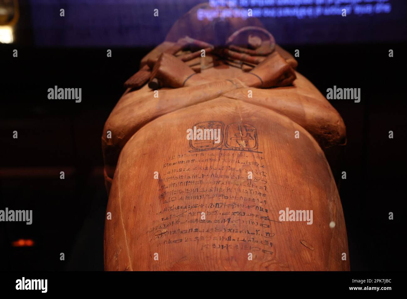 Parigi (Francia), 6 aprile 2023, la mostra “Ramses il Grande e l’Oro dei Faraoni” alla Grande Halle de la Villette di Parigi (Francia), il 6 aprile 2023, aprirà dal 7 aprile al 6 settembre. Saranno esposte circa 180 opere eccezionali, tra cui il famoso Tesoro di Tanis e la collana d'oro di Psusenes i, o il sarcofago del faraone Ramses II Foto di Jerome Domine/ABACAPRESS.COM Credit: Abaca Press/Alamy Live News Foto Stock