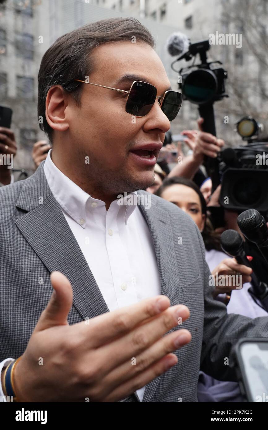 New York, Stati Uniti. 3rd Apr, 2023. George Santos si unisce ai manifestanti e parla con i media e i sostenitori di Trump durante una manifestazione a sostegno di Donald Trump prima dell'accusa di Trump, al di fuori del tribunale penale di New York. (Credit Image: © Catherine Nance/SOPA Images via ZUMA Press Wire) SOLO PER USO EDITORIALE! Non per USO commerciale! Foto Stock