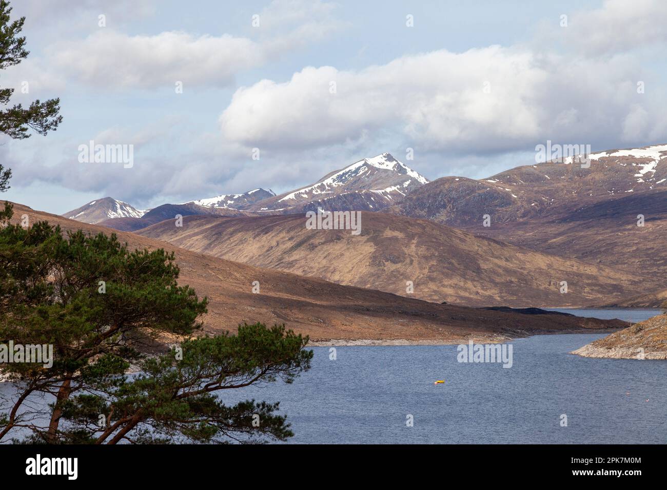 Munros visto da Loch Monar Foto Stock