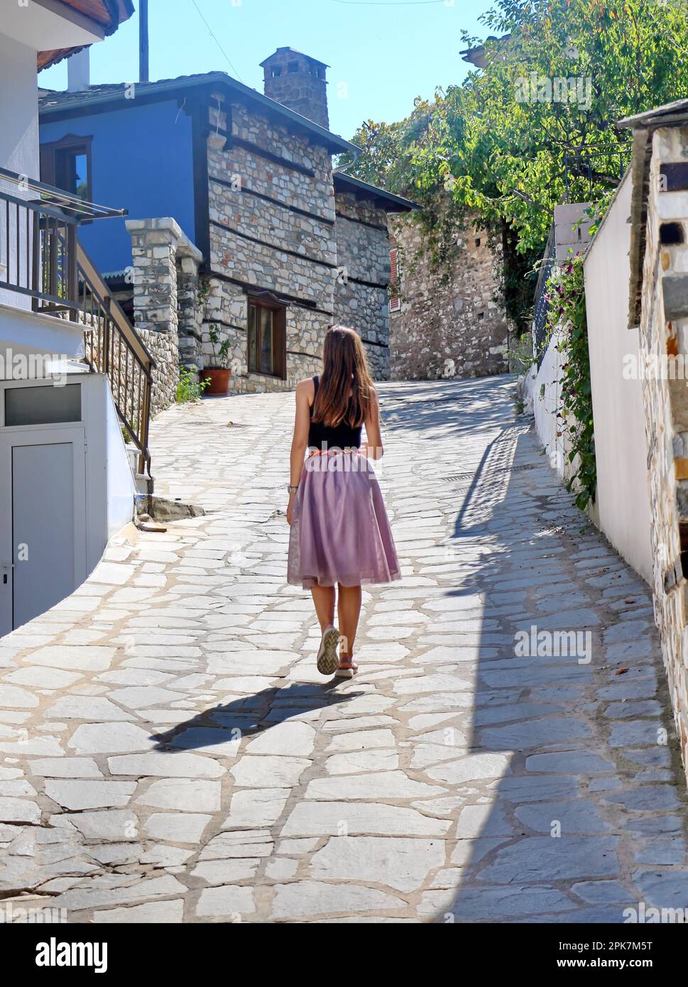 Travel girl - donna sola sulle strade rurali di pietra da Thassos, Grecia, Potamia Foto Stock