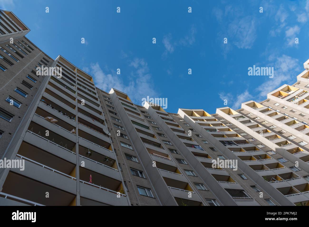 Alto edificio a Berlino Gropiusstadt con cielo blu Foto Stock