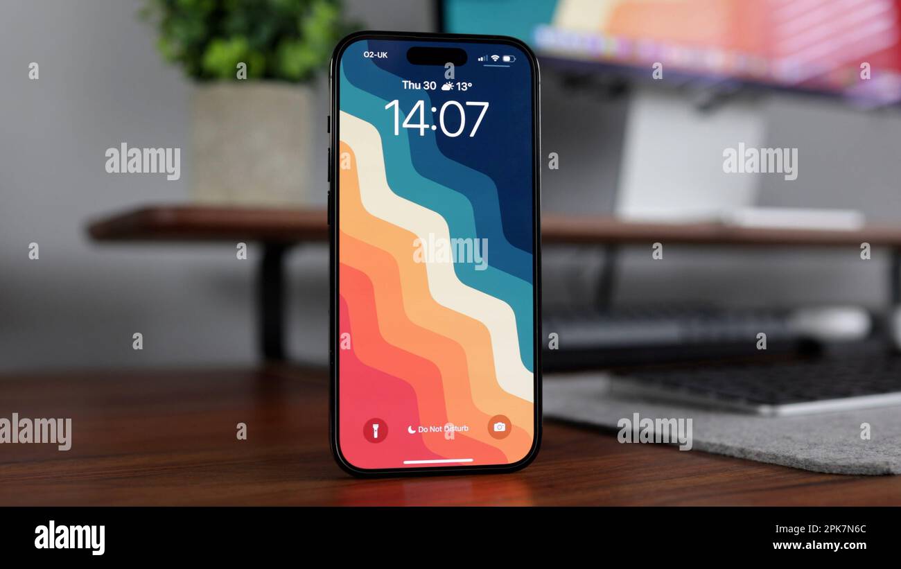 LONDRA - 4 APRILE 2023: Apple iPhone 14 Pro in legno da ufficio Foto Stock