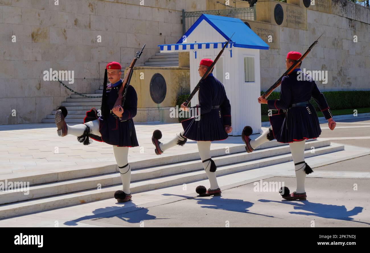Le guardie presidenziali eseguono il cambio cerimoniale di fronte alla Tomba del Milite Ignoto, Atene Foto Stock