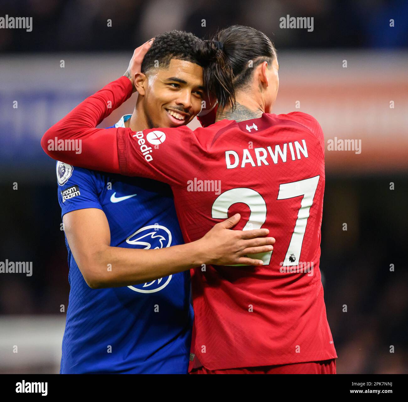 Londra, Regno Unito. 04th Apr, 2023. Chelsea contro Liverpool - Premier League - Darwin Nunez di Stamford Bridge Liverpool e Wesley Fofana di Chelsea si abbracciano durante la partita della Premier League a Stamford Bridge, Londra. Picture Credit: Notizie dal vivo su Mark Pain/Alamy Foto Stock