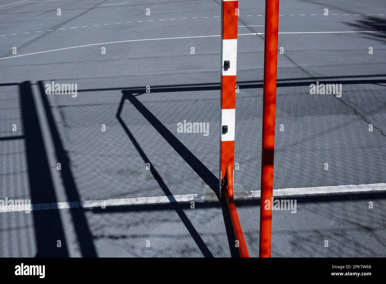 vecchia strada calcio attrezzatura sportiva obiettivo Foto Stock