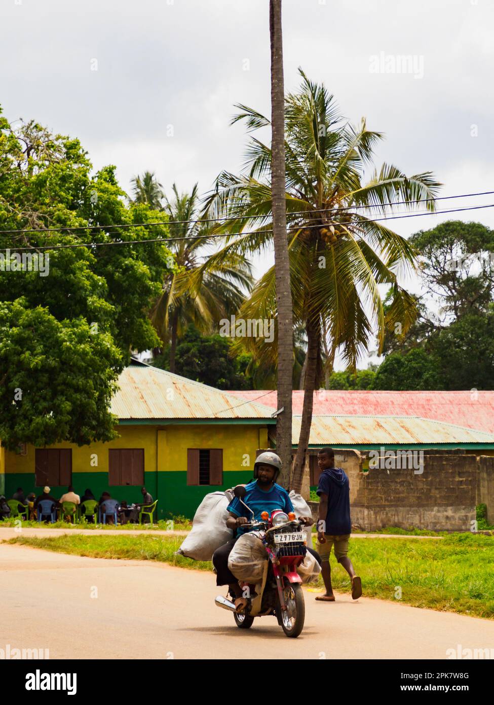 Kizimkazi, Zanzibar - Jan, 2021: Strada via villaggio africano sull'isola tropicale di Zanzibar. Tanzania. Africa. Foto Stock