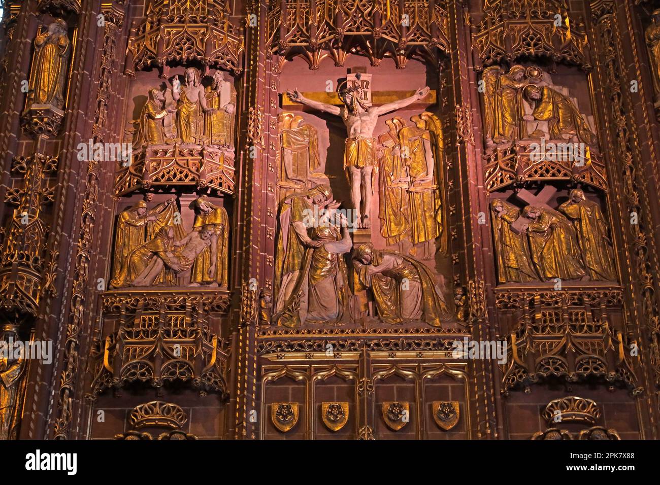 Altare maggiore, e reredos all'interno della Cattedrale Anglicana, St James Mt, St James Road, Liverpool , Merseyside, INGHILTERRA, REGNO UNITO, L1 7AZ Foto Stock
