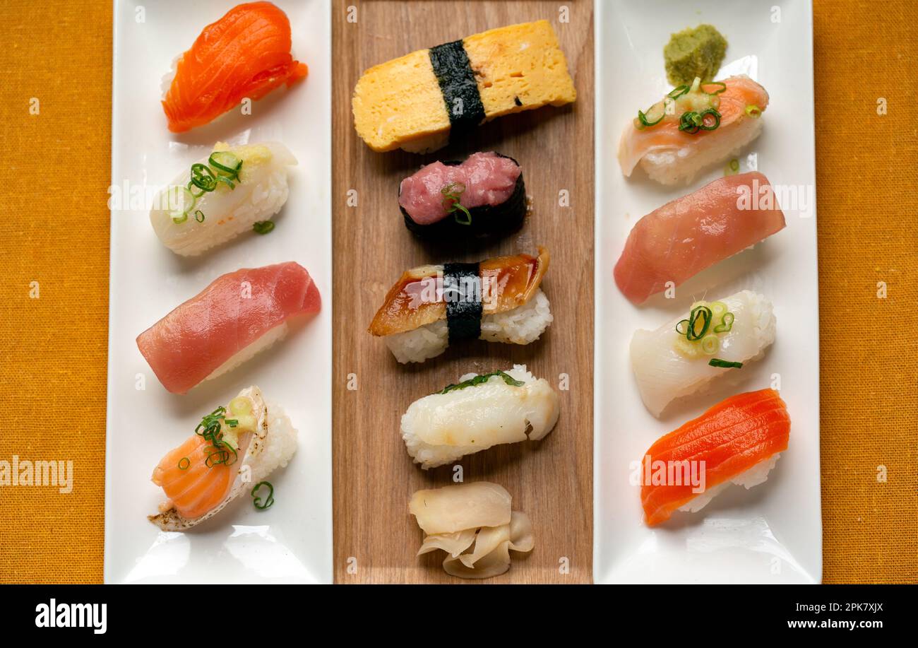 Piatto di sushi, una selezione di pesce crudo e spuntini di riso con bacchette. Foto Stock