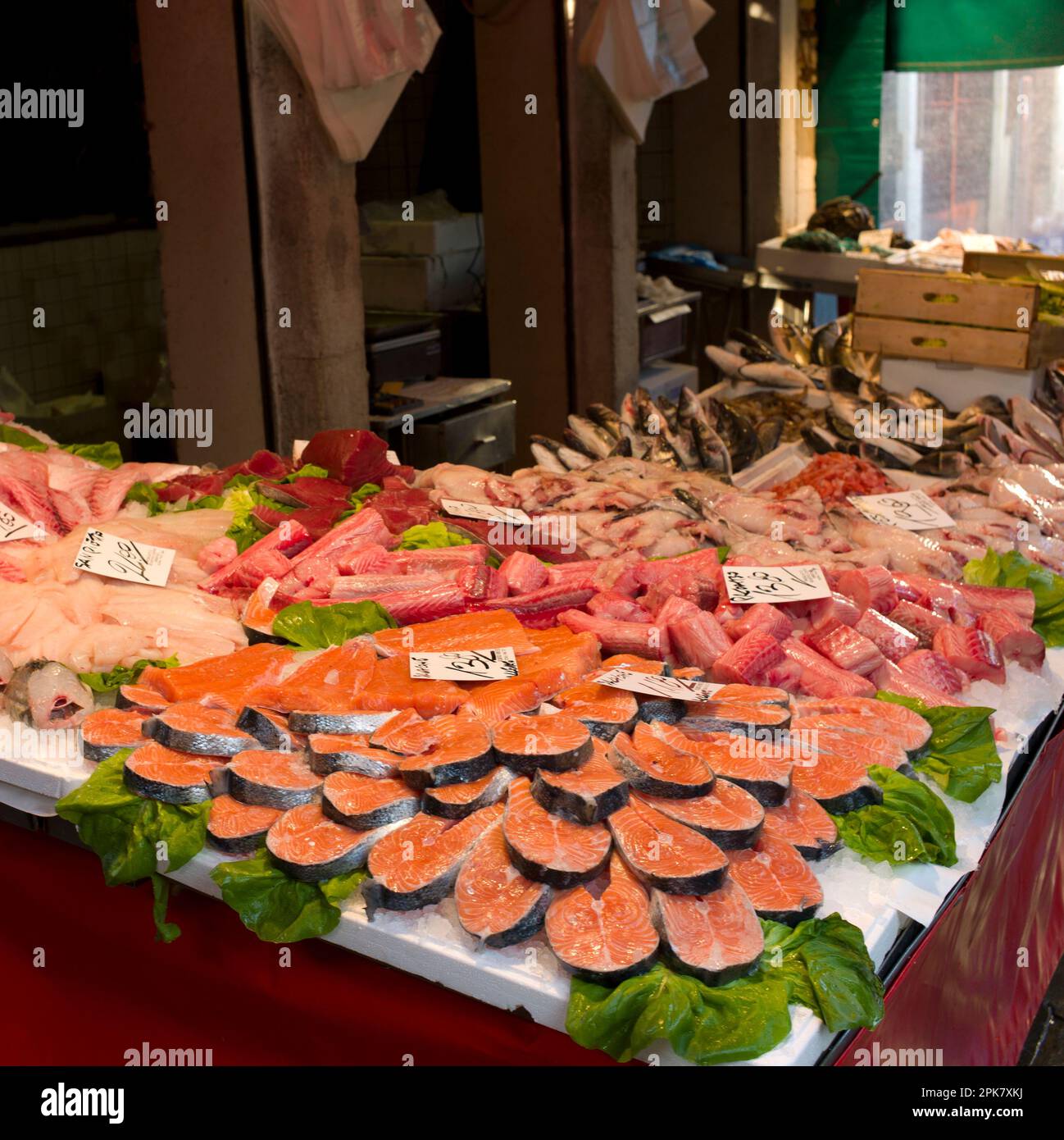 Bistecche di salmone al mercato del pesce, Venezia, Italia Foto Stock