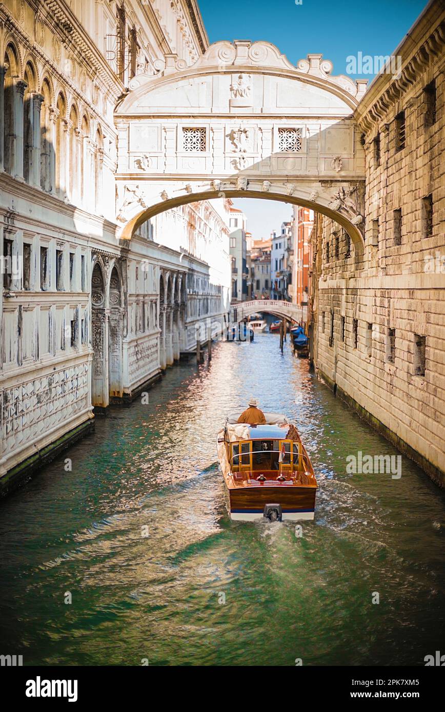 Taxi d'acqua veneziano che appraocherà il famoso Ponte dei Sospiri sul Rio di Palazzo, Venezia, Italia Foto Stock