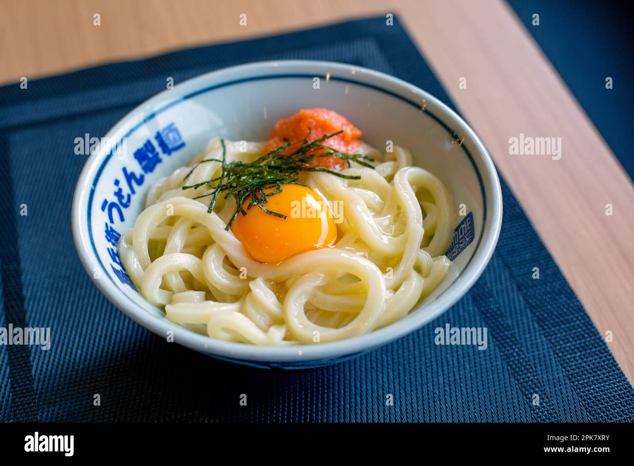 Un piatto di tagliatelle, verdure e pesce con un tuorlo d'uovo giallo. Foto Stock