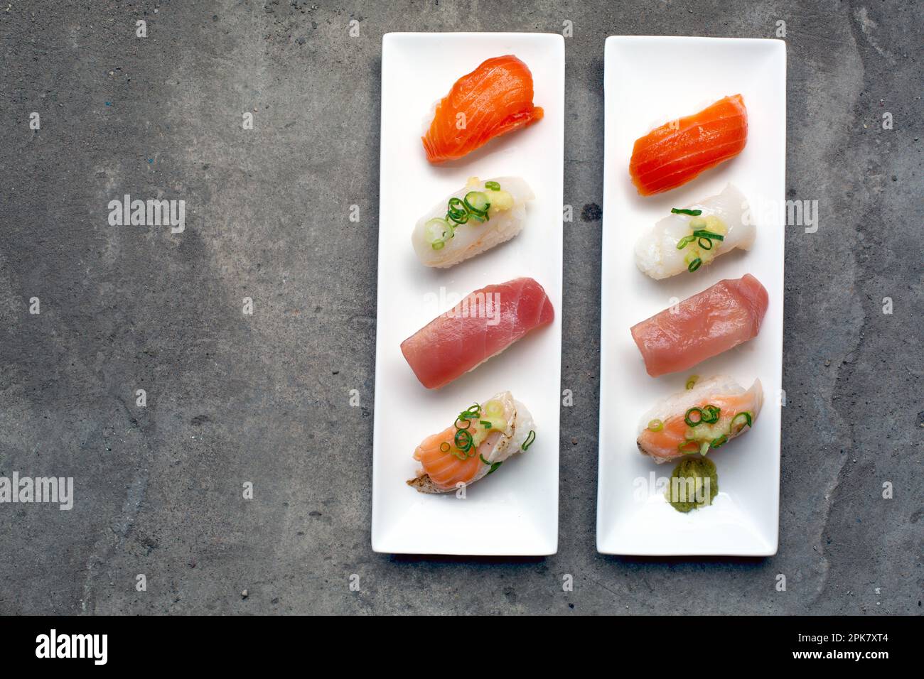 Un piatto di sushi con pesce fresco e riso sistemato con cura sul piatto con le guarnite. Foto Stock