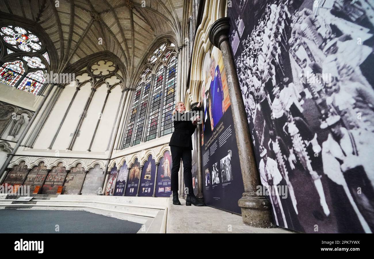Susan Jenkins, curatore dell'abbazia, effettua i controlli finali di una mostra di incoronazione nella medievale Chapter House dell'abbazia di Westminster. La mostra si apre il 8 aprile 2023 e utilizza illustrazioni storiche e fotografie d'archivio per rivelare gli elementi del servizio di incoronazione. Data immagine: Giovedì 6 aprile 2023. Foto Stock