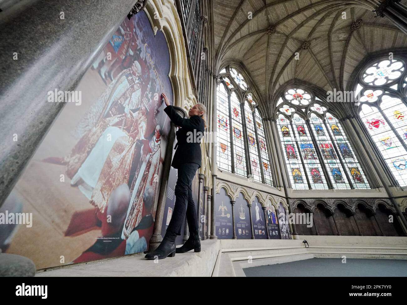 Susan Jenkins, curatore dell'abbazia, effettua i controlli finali di una mostra di incoronazione nella medievale Chapter House dell'abbazia di Westminster. La mostra si apre il 8 aprile 2023 e utilizza illustrazioni storiche e fotografie d'archivio per rivelare gli elementi del servizio di incoronazione. Data immagine: Giovedì 6 aprile 2023. Foto Stock