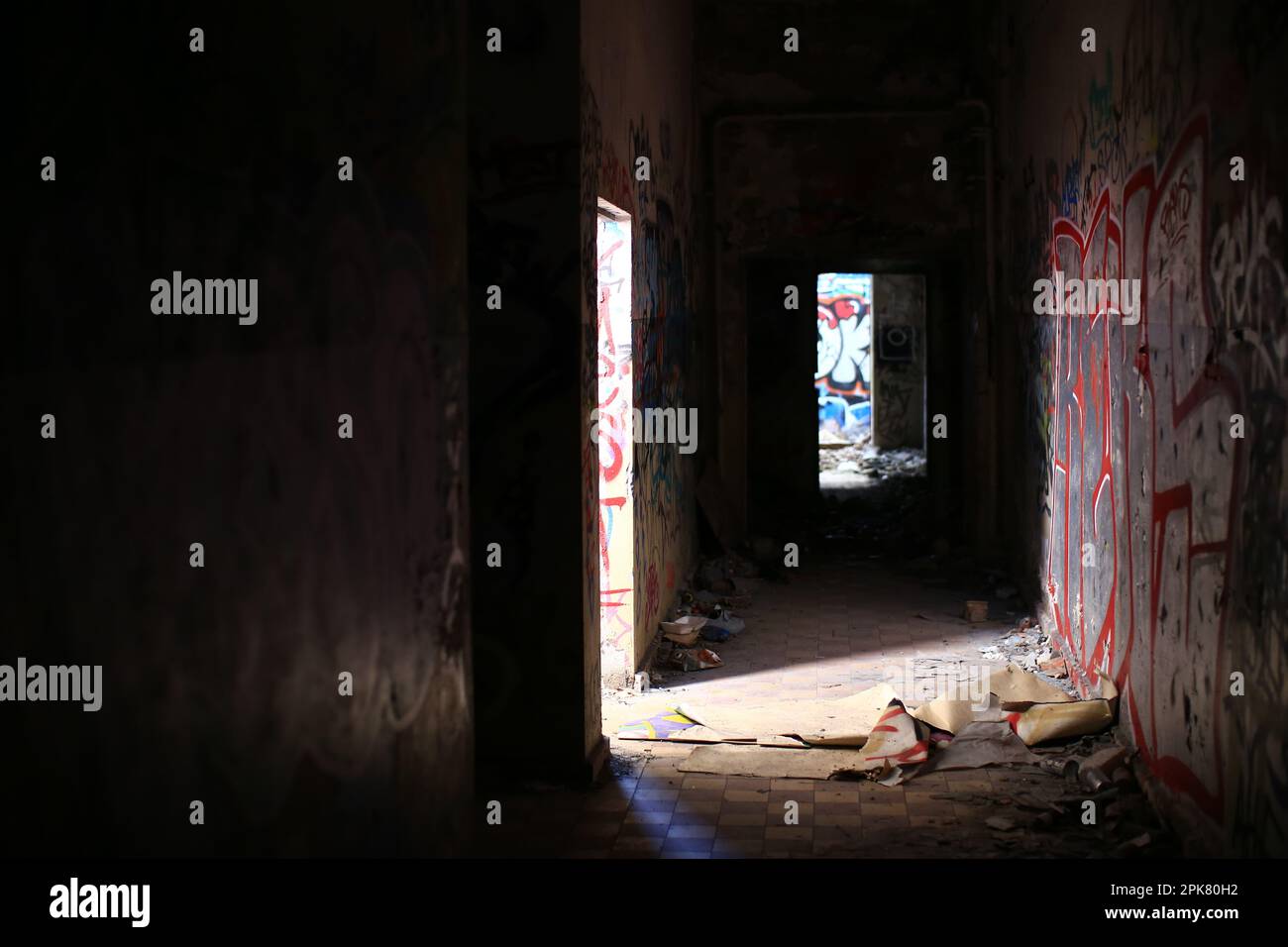 Corridoio scuro e spettrale in un edificio in rovina. Foto Stock