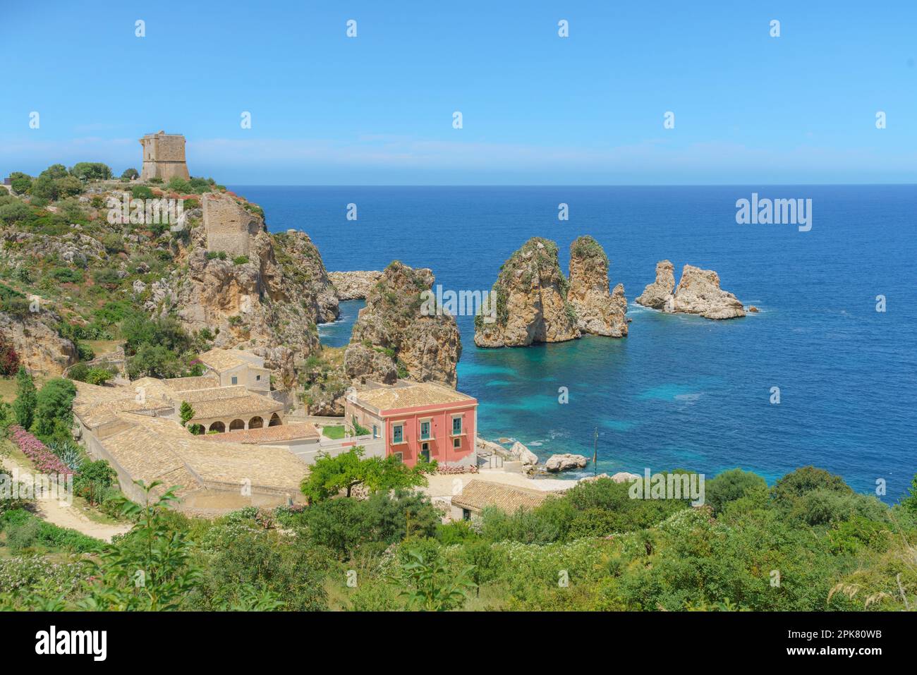 Tonnara di Scopello vista estiva. Bellissimo paesaggio di Sicilia, Italia, Europa. Calma mattina mare del Mediterraneo. Foto Stock