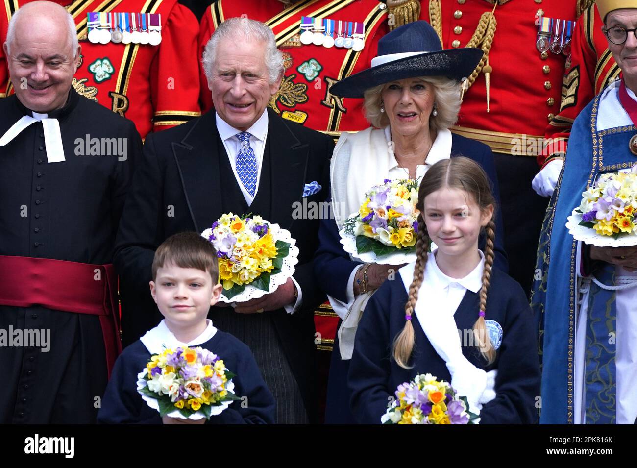 Re Carlo III e la Regina Consort frequentano il Royal Maundy Service a York Minster dove il Re distribuirà i soldi Maundy. Data immagine: Giovedì 6 aprile 2023. Foto Stock