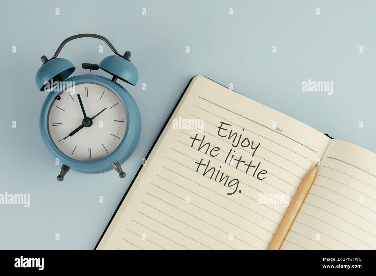 Citazione di ispirazione - Godetevi il piccolo testo della cosa sul blocco note con sveglia Foto Stock