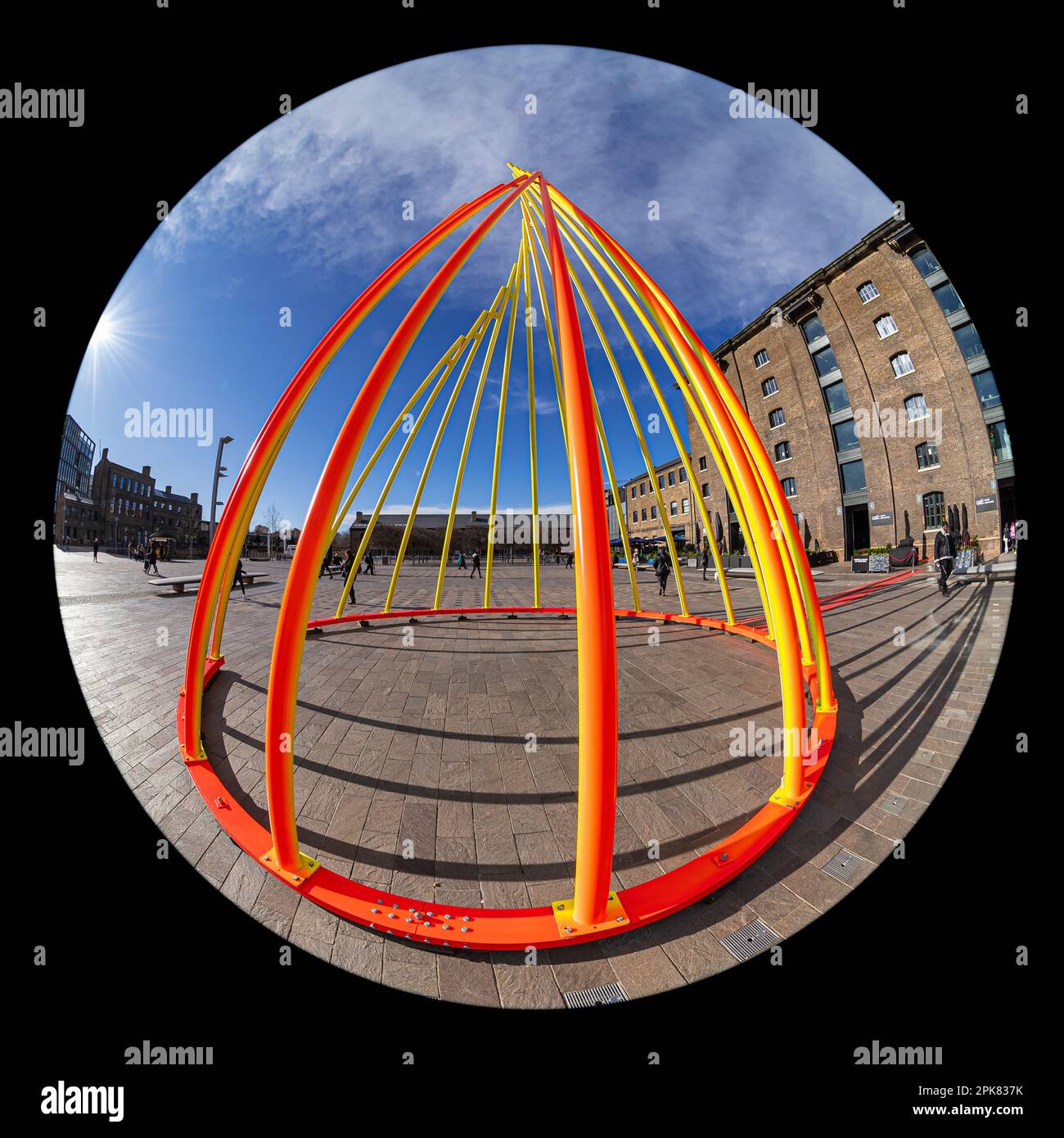 Temenos dell'artista americano Liliane Lijn, Granary Square, Kings Cross, Londra Foto Stock