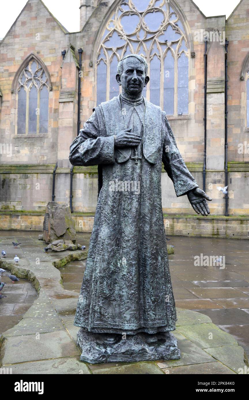 Newcastle upon Tyne, Tyne and Wear, Inghilterra, Regno Unito. Cattedrale di Santa Maria - Monumento del Cardinale Hume (Nigel Boonham - 2002) Statua del Cardinale Basilio Foto Stock