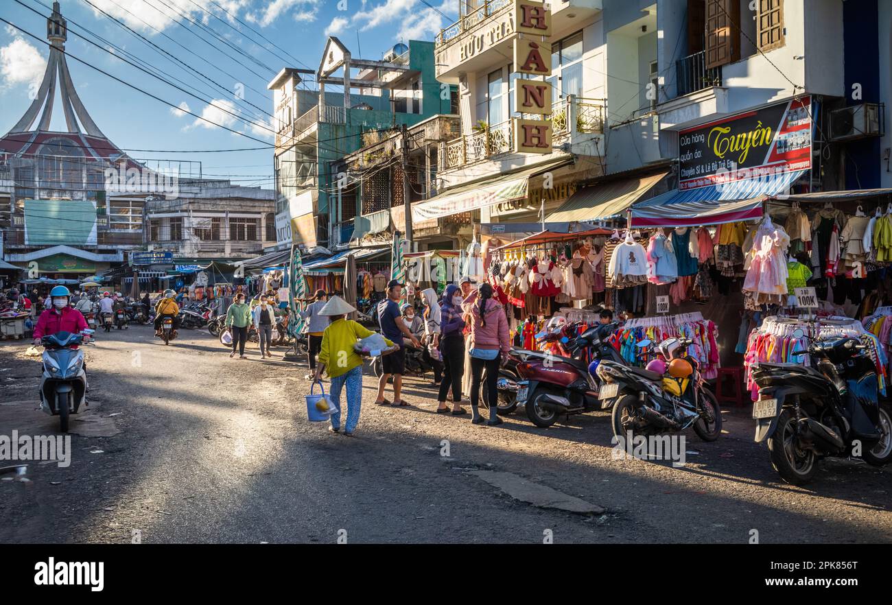 Una vista generale di una strada trafficata fuori dal mercato centrale a PLEIKU, Vietnam. Foto Stock