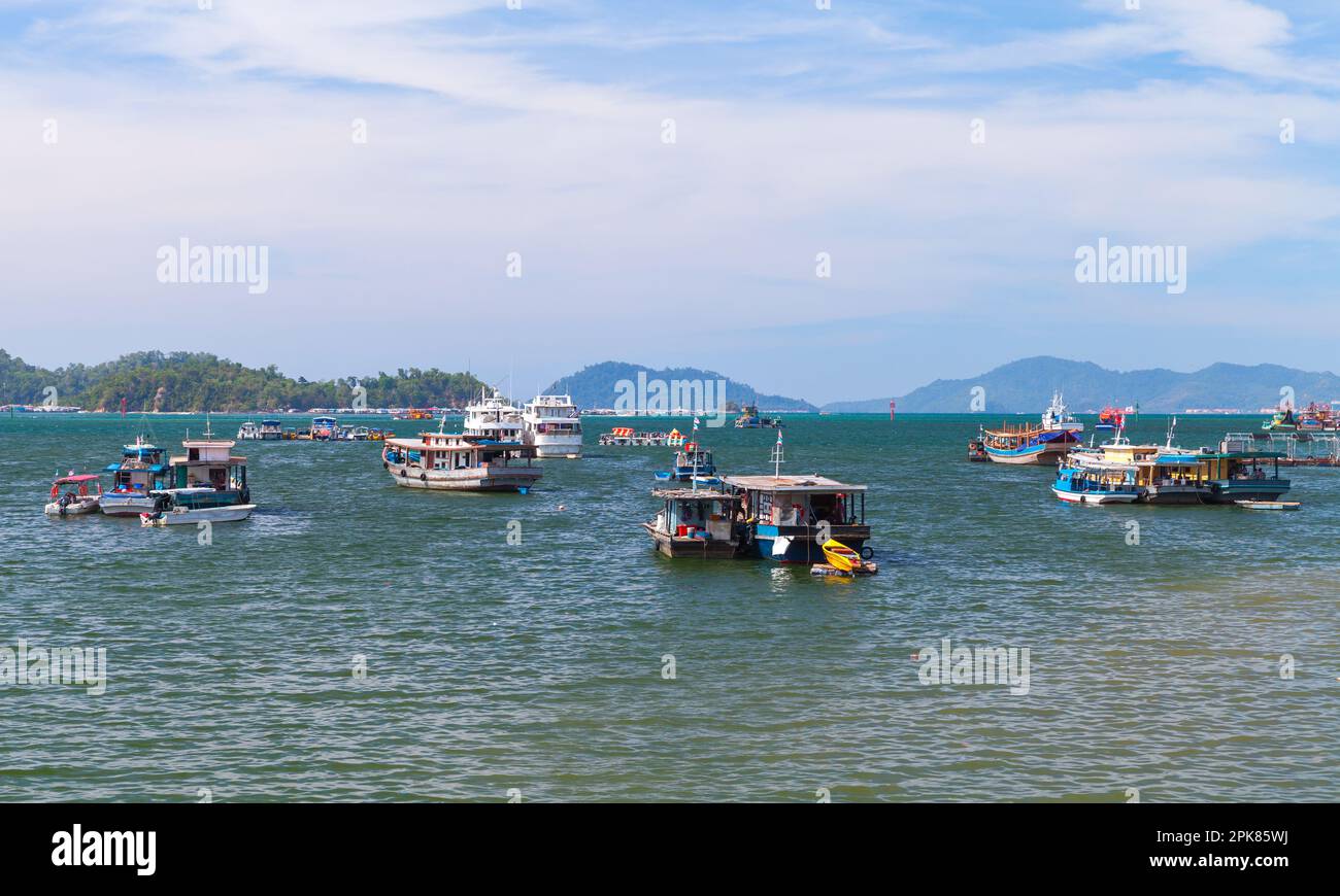 Le barche da pesca sono ormeggiate nella baia di Kota Kinabalu in una giornata di sole. Malesia Foto Stock