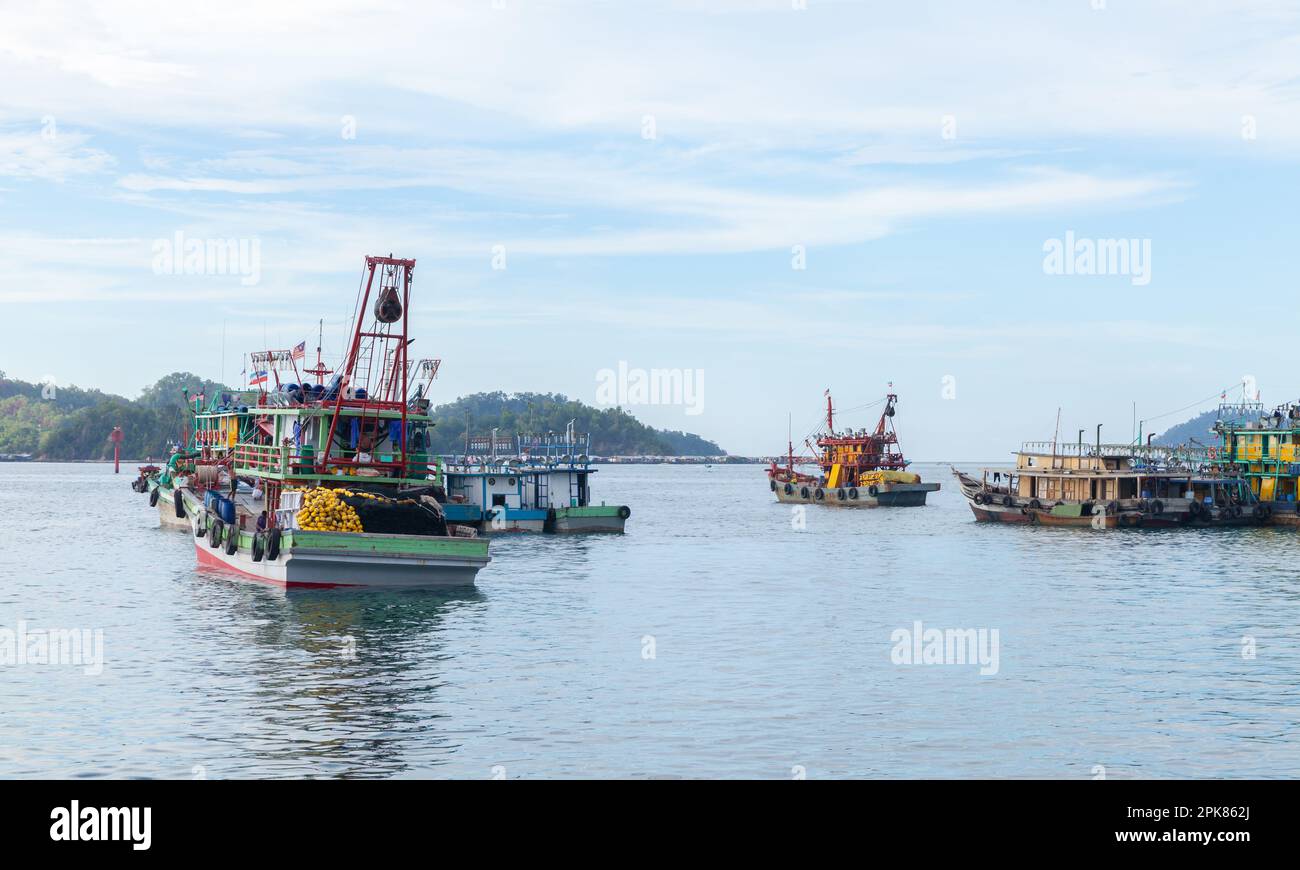 Flotta di pescherecci malesi ormeggiati nella baia di Kota Kinabalu in una giornata di sole Foto Stock