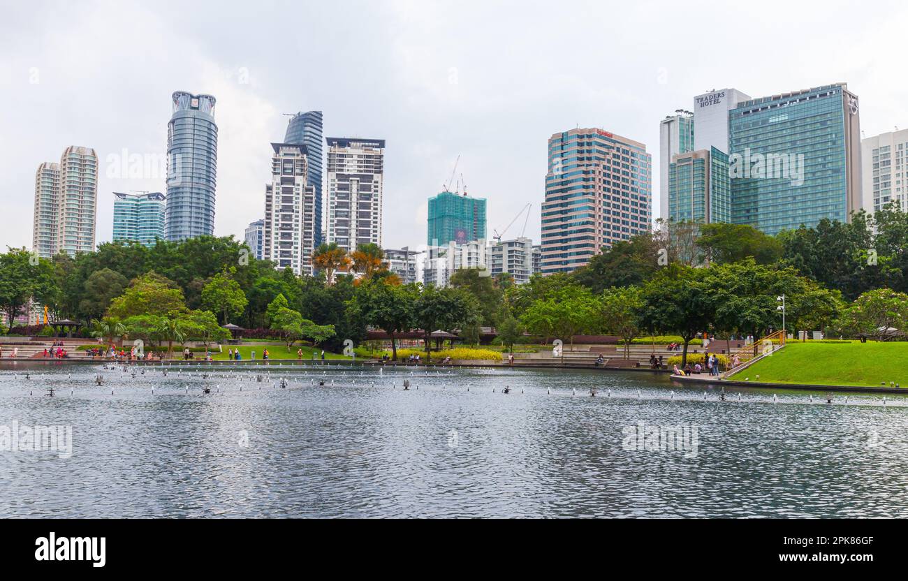 Kuala Lumpur, Malesia - 25 novembre 2019: Parco KLCC di giorno, vista della strada con il lago e gli edifici moderni sullo sfondo Foto Stock