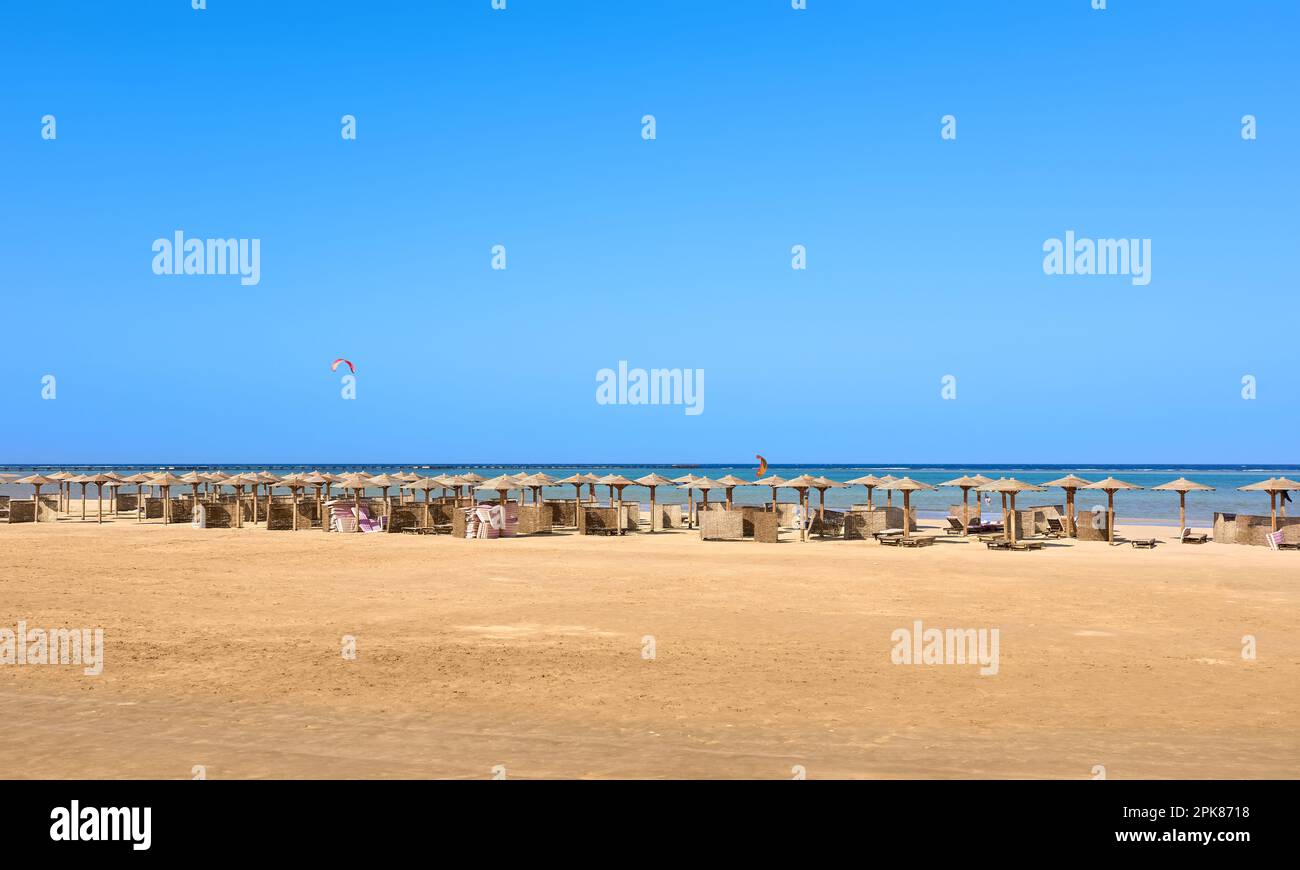 Ampia spiaggia vuota con il cielo blu senza nuvole, Egitto. Foto Stock