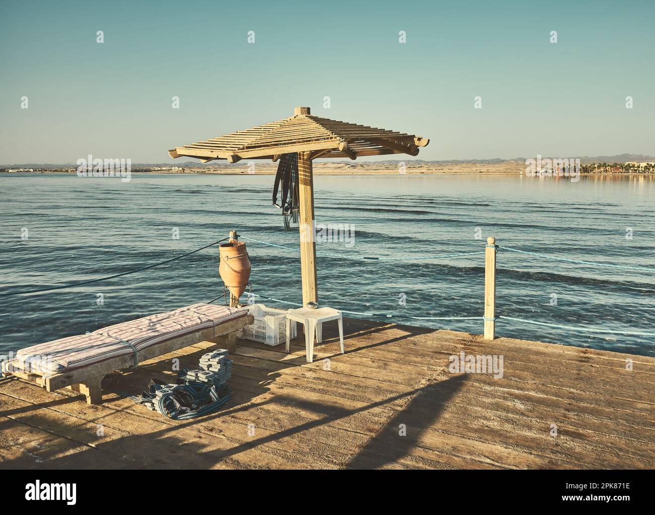 Piattaforma subacquea con ombrellone, lettino e pesi subacquei, tonificazione cromatica applicata, Egitto. Foto Stock