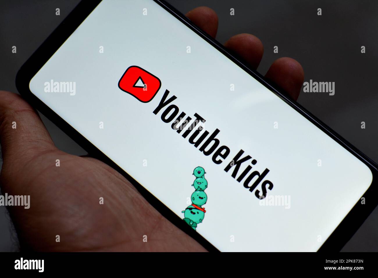 Cairo, Egitto, aprile 1 2023: Lancio e avvio di YouTube Kids applicazione su uno smartphone Samsung cellulare, un'app video americana e sito web per Chil Foto Stock