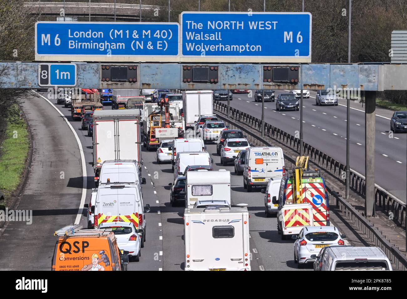 Sandwell, West Midlands, 6 aprile 2023 - il traffico bloccato si è formato sulla carreggiata nord della M5 vicino a Birmingham il giovedì pomeriggio mentre migliaia di turisti sono scesi sulle strade per le festività pasquali. Tra i piloti frustrati sono state avvistate diverse roulotte e camper. Credito: Interrompi stampa Media/Alamy Live News Foto Stock