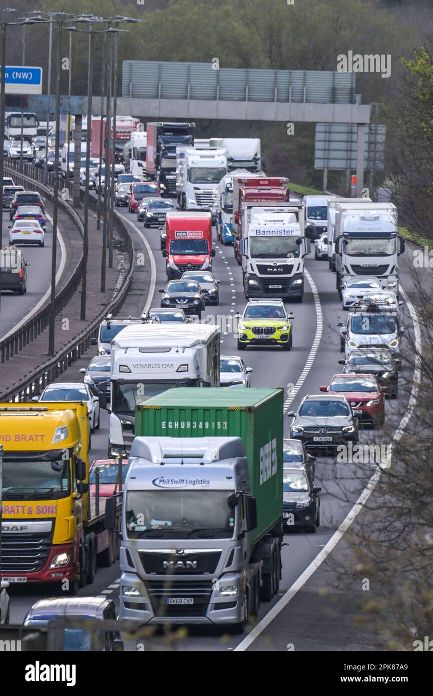 Sandwell, West Midlands, 6 aprile 2023 - il traffico bloccato si è formato sulla carreggiata nord della M5 vicino a Birmingham il giovedì pomeriggio mentre migliaia di turisti sono scesi sulle strade per le festività pasquali. Tra i piloti frustrati sono state avvistate diverse roulotte e camper. Credito: Interrompi stampa Media/Alamy Live News Foto Stock