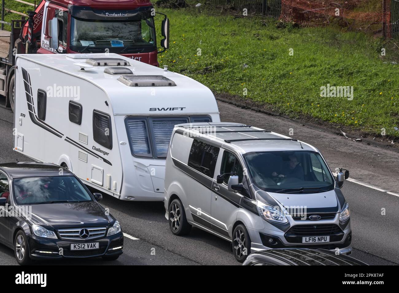 Sandwell, West Midlands, 6 aprile 2023 - il traffico bloccato si è formato sulla carreggiata nord della M5 vicino a Birmingham il giovedì pomeriggio mentre migliaia di turisti sono scesi sulle strade per le festività pasquali. Tra i piloti frustrati sono state avvistate diverse roulotte e camper. Credito: Interrompi stampa Media/Alamy Live News Foto Stock