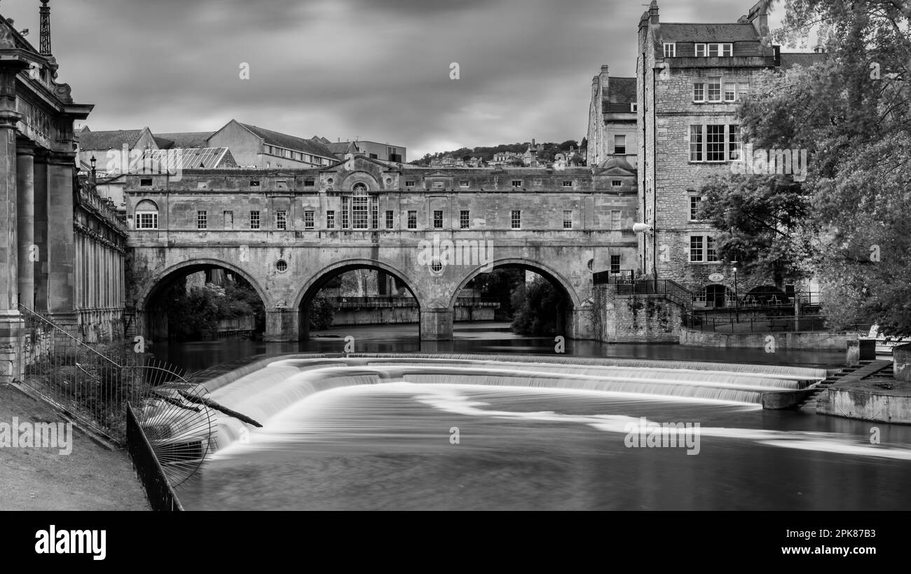 Immagine in bianco e nero di un punto di riferimento della città di Bath, Pulteny Bridge nel Somerset, Regno Unito Foto Stock