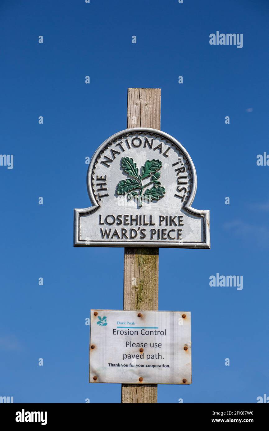Segnavia posto al National Trusts Losehill o Wards pezzo sul Great Ridge tra Lose Hill e MAM Tor nel Peak District Foto Stock