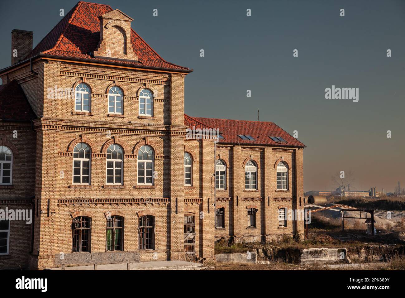 Immagine di un vecchio maniero, un palazzo del 19th ° secolo, recentemente ristrutturato, a pancevo, vojvodina, serbia, al tramonto, con una facciata in mattoni. Foto Stock