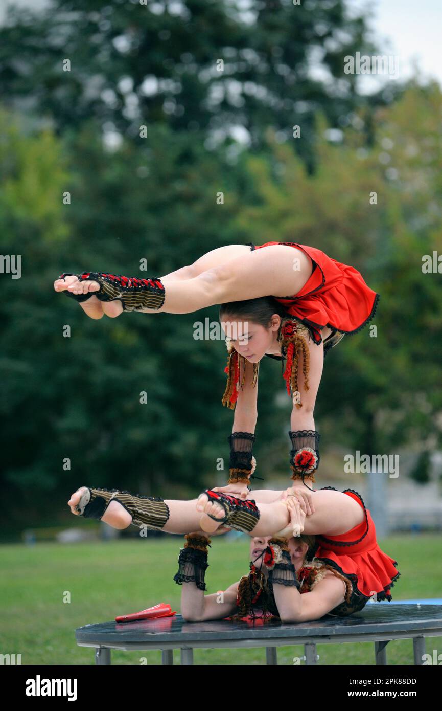 Gruppo di ragazze acrobate che fanno acrobazie acrobatiche su un campo di calcio. Apertura dell'Università della cultura fisica e dello sport. Giugno 20, 2019. Kiev, Foto Stock