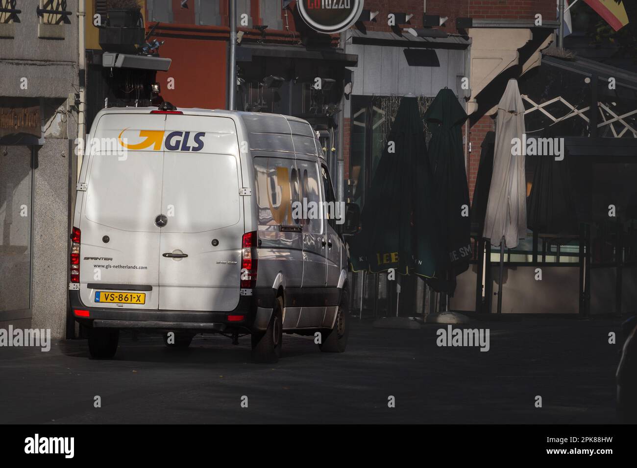 Immagine di un cartello con il logo di GLS scattato su un furgone di consegna nel centro di Heerlen. GLS, o General Logistics Systems è un corriere, un pacco, un olandese Foto Stock
