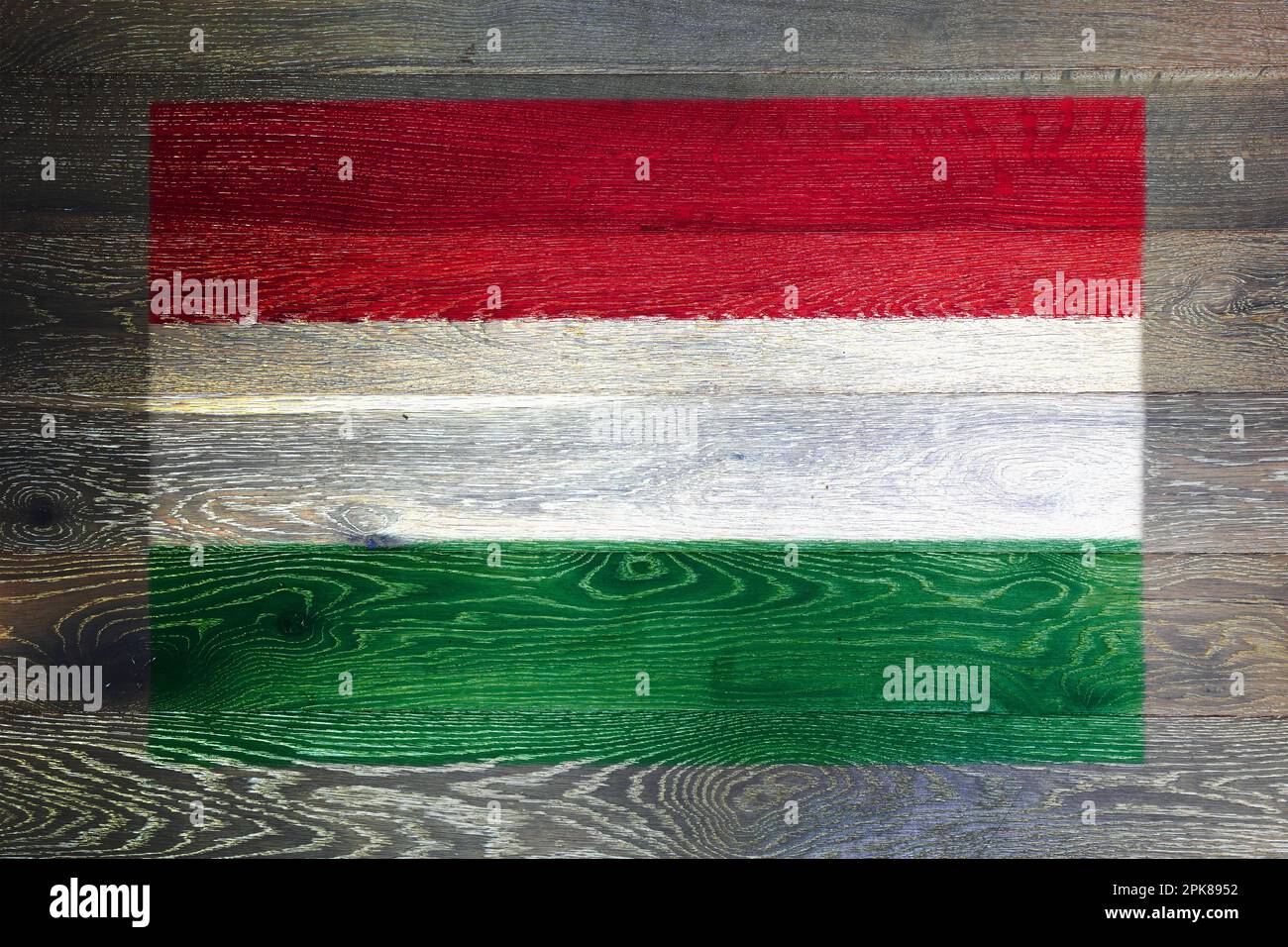Bandiera dell'Ungheria su sfondo rustico di vecchia superficie di legno Foto Stock