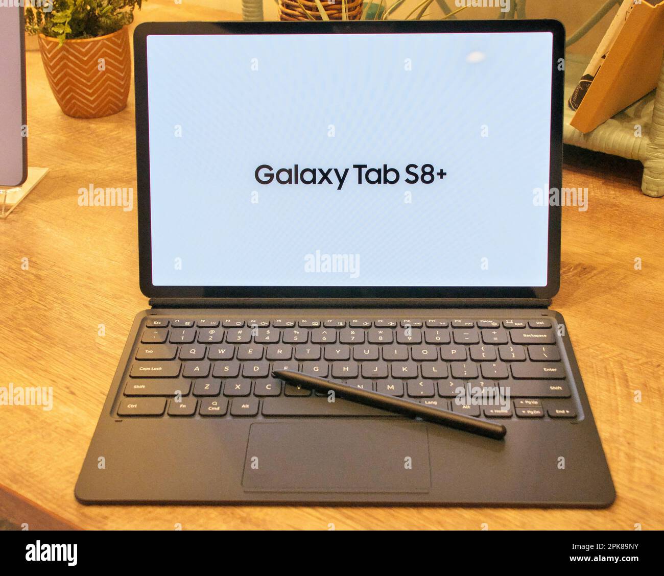 Tokyo, Giappone. 06th Apr, 2023. Samsung Galaxy Tab S8 viene visualizzato durante l'evento di lancio "Galaxy Experience" a Tokyo, Giappone, giovedì 6 aprile 2023. Foto di Keizo Mori/UPI Credit: UPI/Alamy Live News Foto Stock