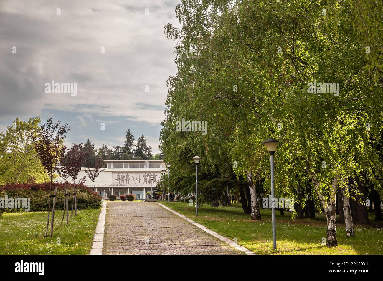 Foto di Muzej istorije jugoslavije a belgrado, Serbia, con una fontana di fronte. Il Museo della Jugoslavia è un museo di storia pubblica a Belgrado, Foto Stock