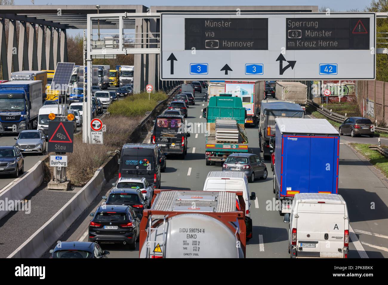 Oberhausen, Renania settentrionale-Vestfalia, Germania - Inceppamento del traffico sull'autostrada A3, viaggio di Pasqua, auto, furgoni, camion, caravan e camper sono bloccati in tra Foto Stock
